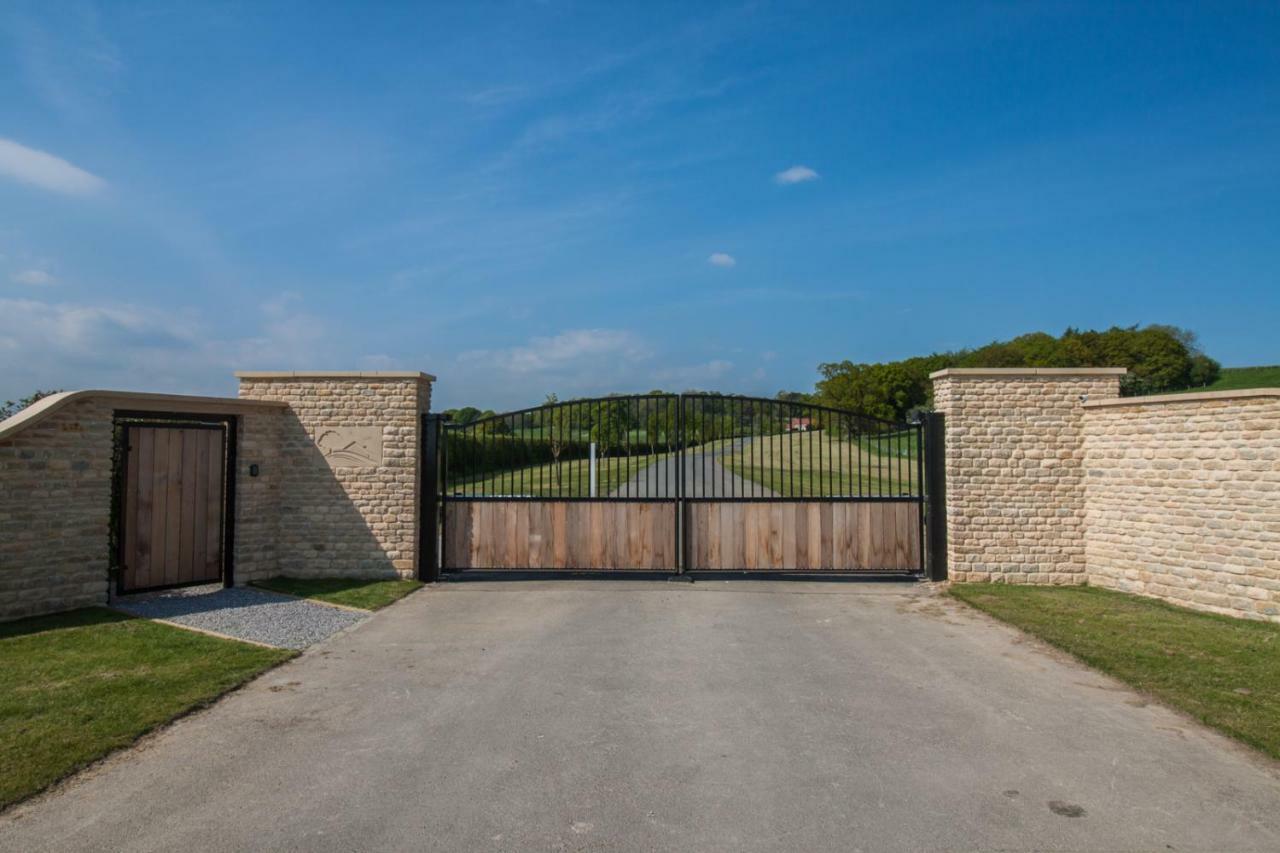 High Oaks Grange - Cottages 皮克林 外观 照片